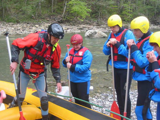 Rafting Guide Lutz weist die Crew von Boot 3 ein