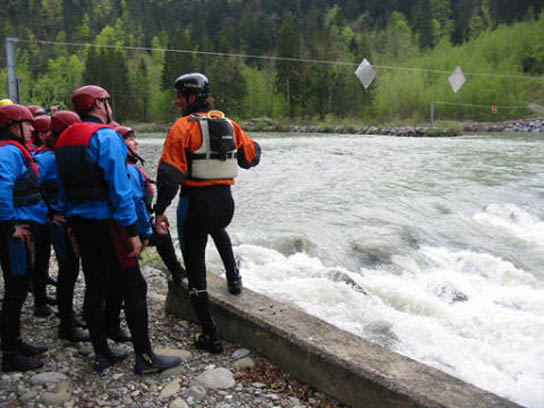 Der Guide von Boot 1 weist seine Crew in die Lage ein.