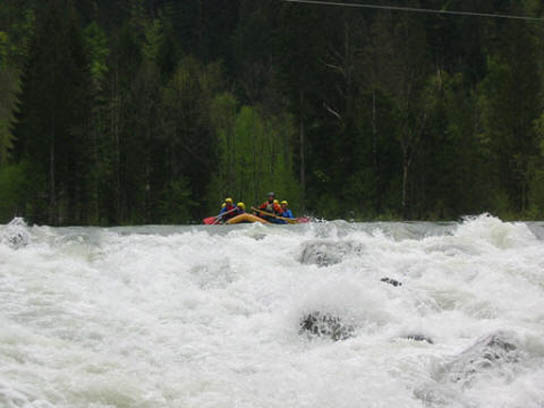Boot 1 fährt das Wehr an