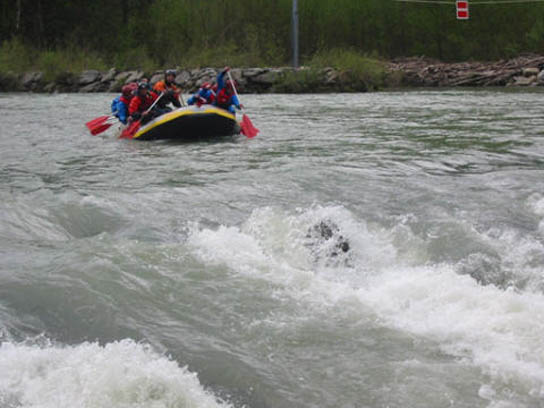 Boot 2 fährt das Wehr an