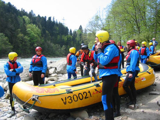 Die Boote mussten um das zweite Wehr herum getragen werden. Am Ende der Portage bereitet sich die Crew von Boot 3 auf den erneuten Einstieg in die Bregenzerach vor.